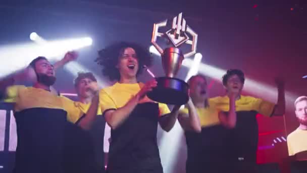 Felices jugadores celebrando la victoria bajo focos — Vídeo de stock