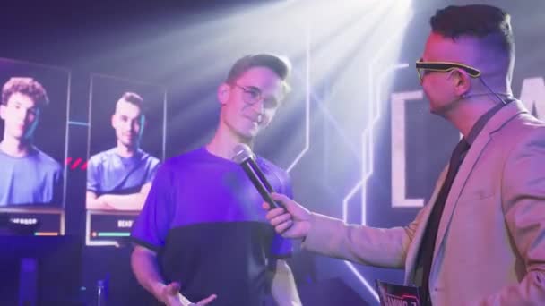 Nerdy gamer dando entrevista durante torneio de jogos — Vídeo de Stock