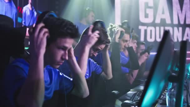 Jovens jogadores colocando fones de ouvido antes do jogo — Vídeo de Stock
