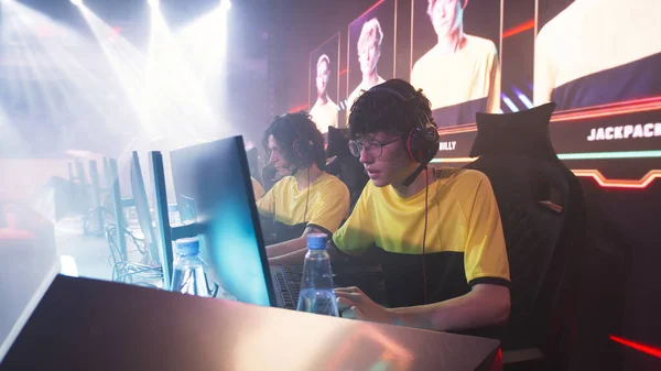 Adolescente nervoso começando a jogar videogame durante a competição — Fotografia de Stock