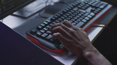 Bilgisayar klavyesi kullanan tanınamayan siber sporcu