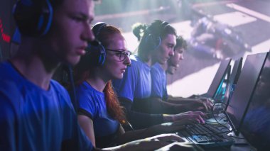 Yarışmalar sırasında video oyunu oynayan odaklı erkek ve kadınlar