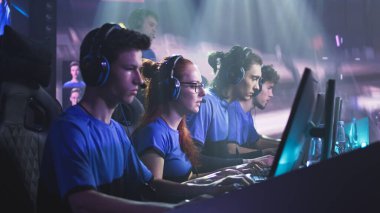 Antrenörlü oyuncular video oyunu oynuyorlar
