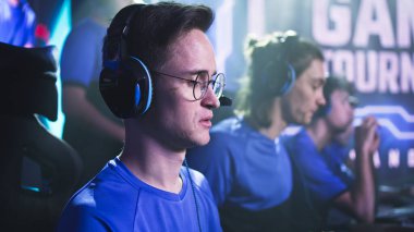 İnek oyuncu video oyunu maçı için hazırlanıyor