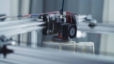 Plastik parça oluşturan 3D yazıcı