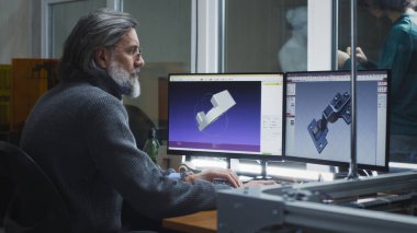 Olgun tasarımcı stüdyoda 3 boyutlu modeller yaratıyor