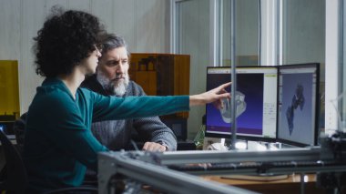 3 boyutlu modelleri istemciye gösteren tasarımcı