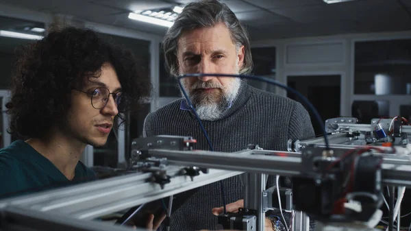 Erkek arkadaşlar 3D modellemeyi tartışıyor