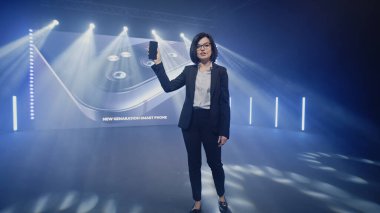 Sunucu elinde yeni bir akıllı telefon tutuyor.