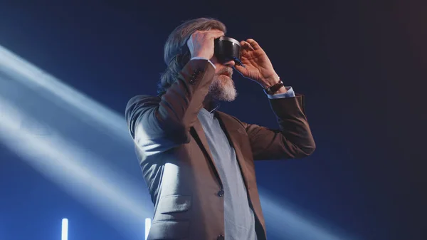 Creator in virtual reality glasses at a conference — Stock Photo, Image