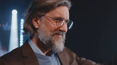 İş konuşmacısı seyirciyi selamlıyor