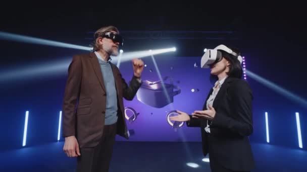 Anfitriões em fones de ouvido de realidade virtual no evento Metaverse — Vídeo de Stock