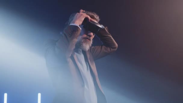 Presenter memakai kacamata realitas maya — Stok Video