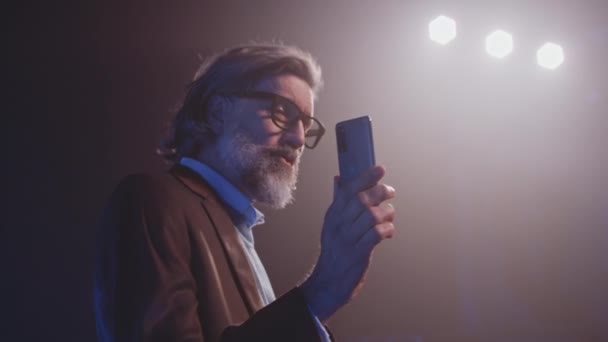 Άνθρωπος που δείχνει το νέο σχεδιασμό του smartphone — Αρχείο Βίντεο