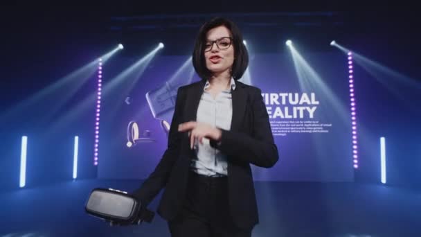 Apresentador com novos óculos de realidade virtual — Vídeo de Stock