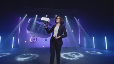 Metaverse olayında sanal gerçeklik gözlüklü sunucu