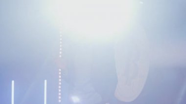 Erkek koç sahnede bitcoin hakkında konuşuyor.