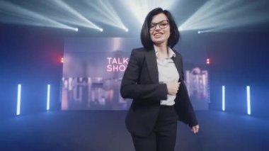 Neşeli sunucu akşam programı başlıyor.