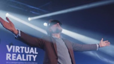 Metaverse konferansında sanal gerçeklikteki adam