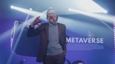 Konuşmacı Metaverse hakkında konuşuyor