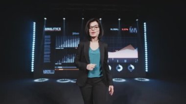 Çevrimiçi iş eğitimine başlayan kadın konuşmacı
