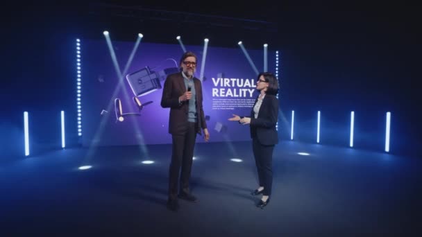 Moderator interviewt Virtual-Reality-Brillen-Schöpfer — Stockvideo