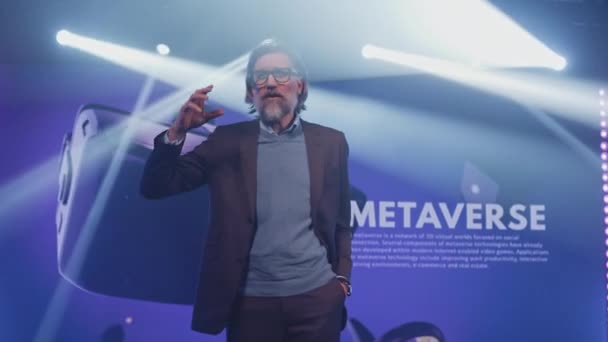 Orador falando sobre o Metaverse — Vídeo de Stock