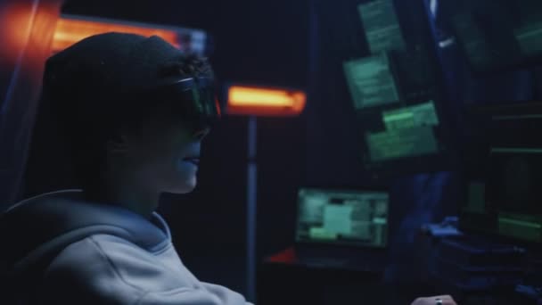 Молодой хакер в очках виртуальной реальности — стоковое видео