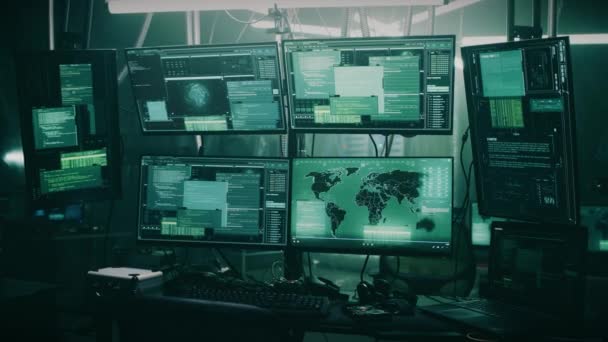 Computer con codice sul posto di lavoro degli hacker — Video Stock