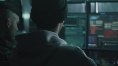 Hacklenen verileri kopyalayan erkek hackerlar