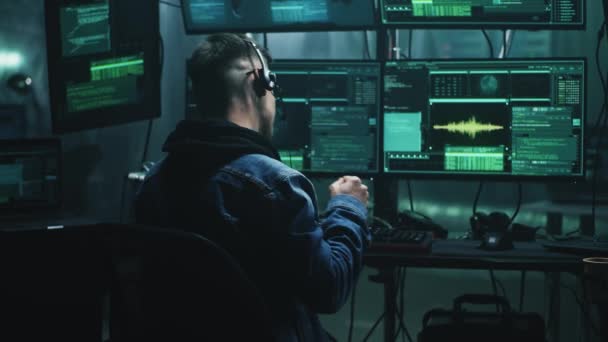 Feliz hacker discutindo cibercrime bem sucedido — Vídeo de Stock