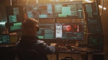 Erkek hacker nükleer silah fırlatıyor.