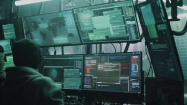 Genç hackerlar karanlık odada siber saldırı düzenliyor.