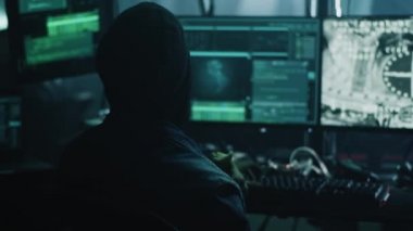 Uzay gemisinin bağlantı sürecini hackleyen adam