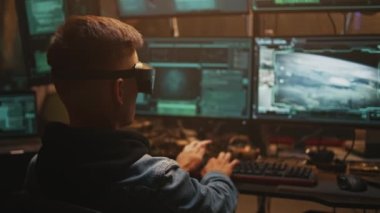 Erkek hacker nükleer savaş başlığını fırlatıyor