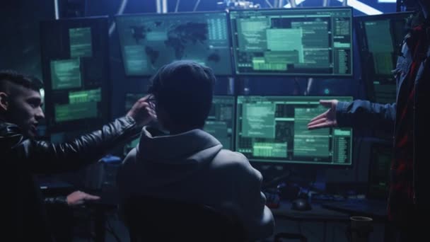 Hackers nervosos discutindo sobre cibercrime — Vídeo de Stock
