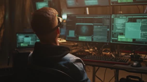 Homem hacker em meta universo — Vídeo de Stock