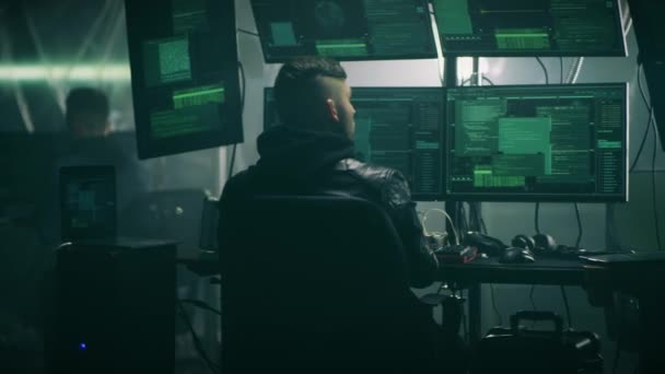 Policía arrestando hackers en la base — Vídeo de stock