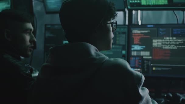 Manliga brottslingar diskuterar hackerattack — Stockvideo