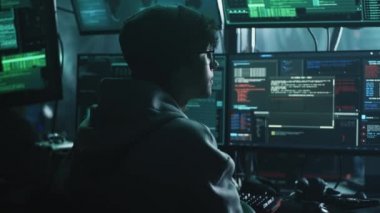 Geceleri siber suçlu hackleme veritabanı