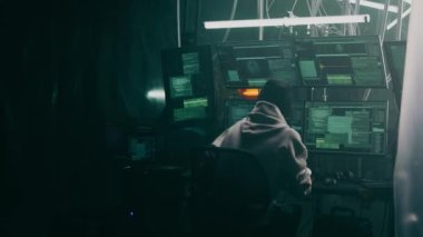 Taktik ekip hackerlara kelepçe takıyor.