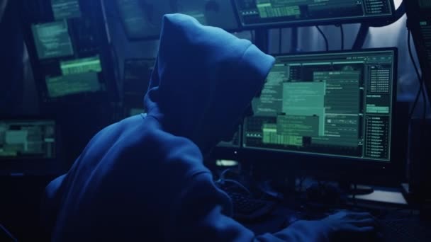 Manliga brottslingar hacka aktiemarknaden — Stockvideo