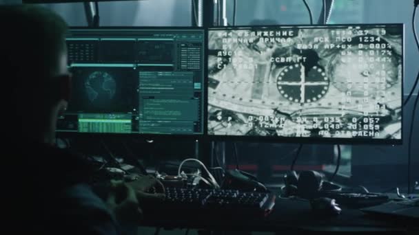 サイバー犯罪者のハッキング宇宙船ドッキング — ストック動画