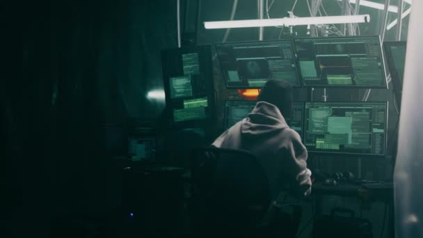 Taktisches Team legt Hackern Handschellen an — Stockvideo