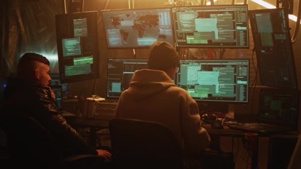 Squadra di hacker in camera oscura — Video Stock
