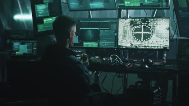 Cyber bűnöző hacker űrhajó és állomás csatlakozó — Stock videók