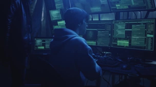 Hackers descifrando datos del gobierno en la computadora — Vídeo de stock