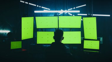 Suç faaliyetleri için bilgisayar kullanan isimsiz bir hacker.