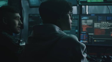 Erkek suçlular hacker saldırısını tartışıyor