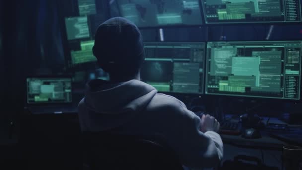 Junge Hacker programmieren in virtueller Realität — Stockvideo